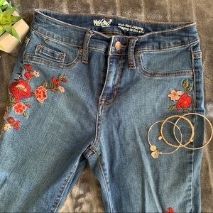High waisted jegging with embroidery detail
